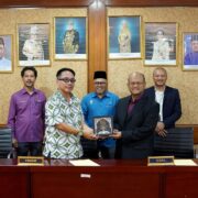 PENYERAHAN PERJANJIAN PELAKSANAAN PROGRAM MAHASISWA PERAK SEJAHTERA (MPS) 2025 DI ANTARA UNIVERSITI SULTAN AZLAN SHAH DAN YAYASAN BINA UPAYA DARUL RIDZUAN (YBUDR)