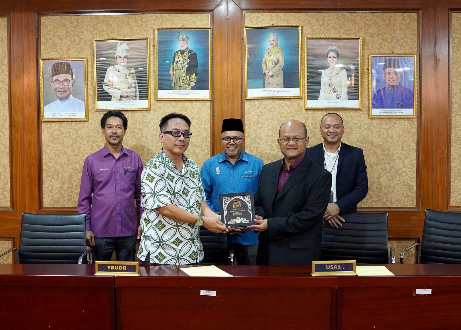 PENYERAHAN PERJANJIAN PELAKSANAAN PROGRAM MAHASISWA PERAK SEJAHTERA (MPS) 2025 DI ANTARA UNIVERSITI SULTAN AZLAN SHAH DAN YAYASAN BINA UPAYA DARUL RIDZUAN (YBUDR)